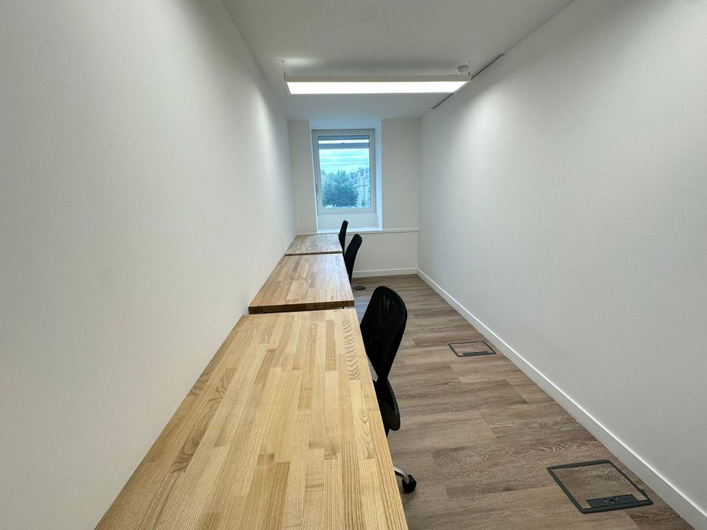 Office space in 33 Cavendish Square – 3-desk workspace in Oxford Circus with natural light