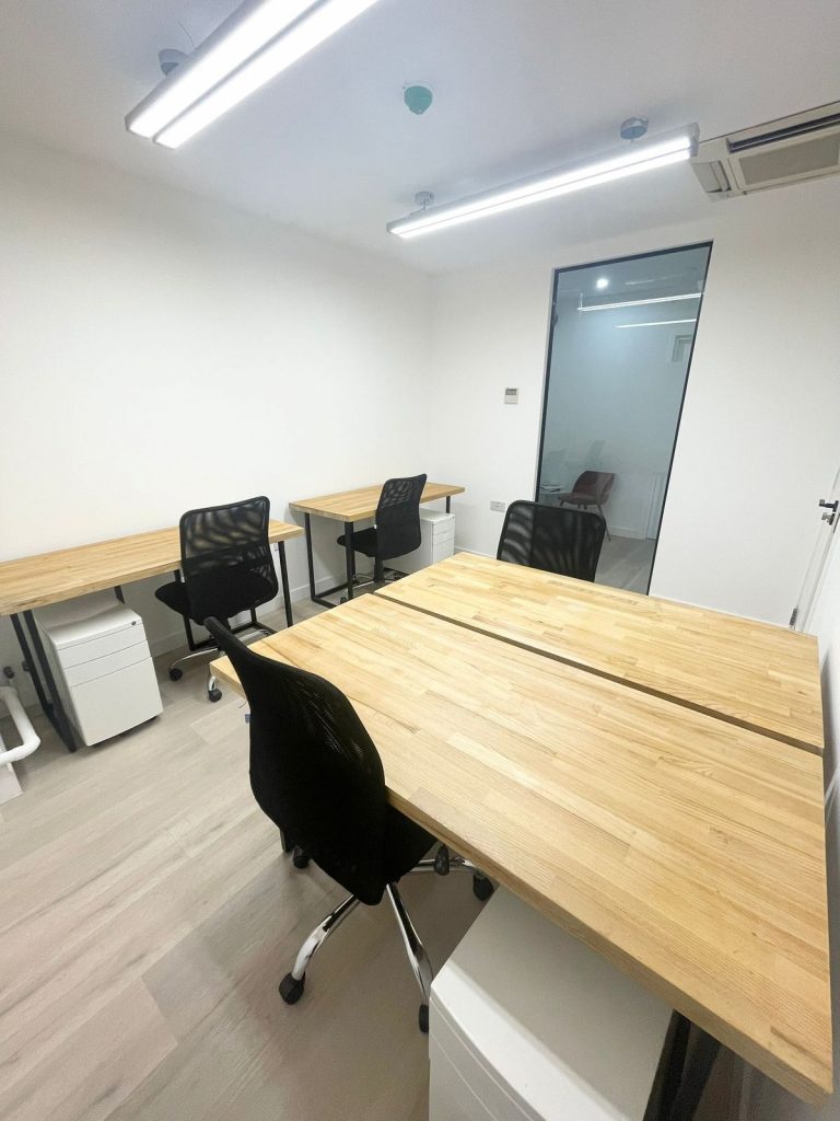 Small business office in Knightsbridge – 4-desk suite with natural light and professional interiors at 189 Brompton Road