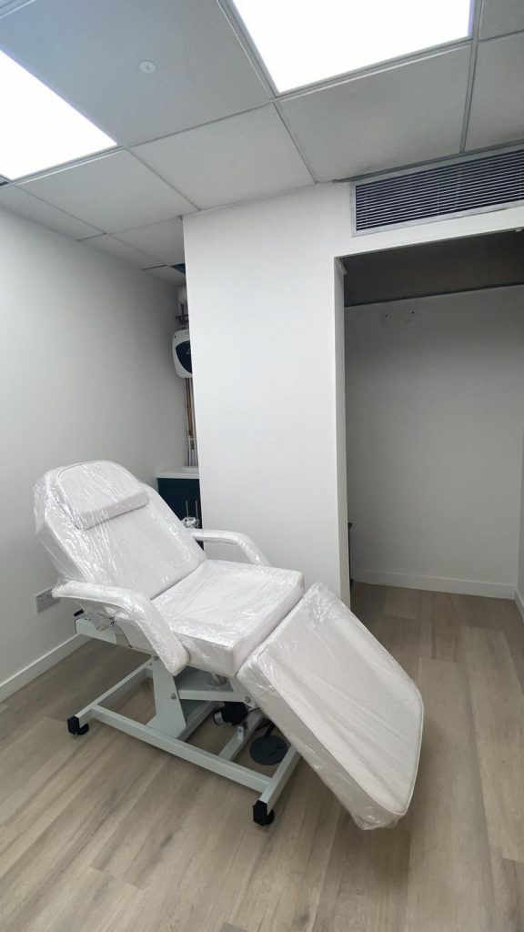 Bright and modern treatment room to rent in SW1 – Room 14, 3rd floor at 21 Knightsbridge.