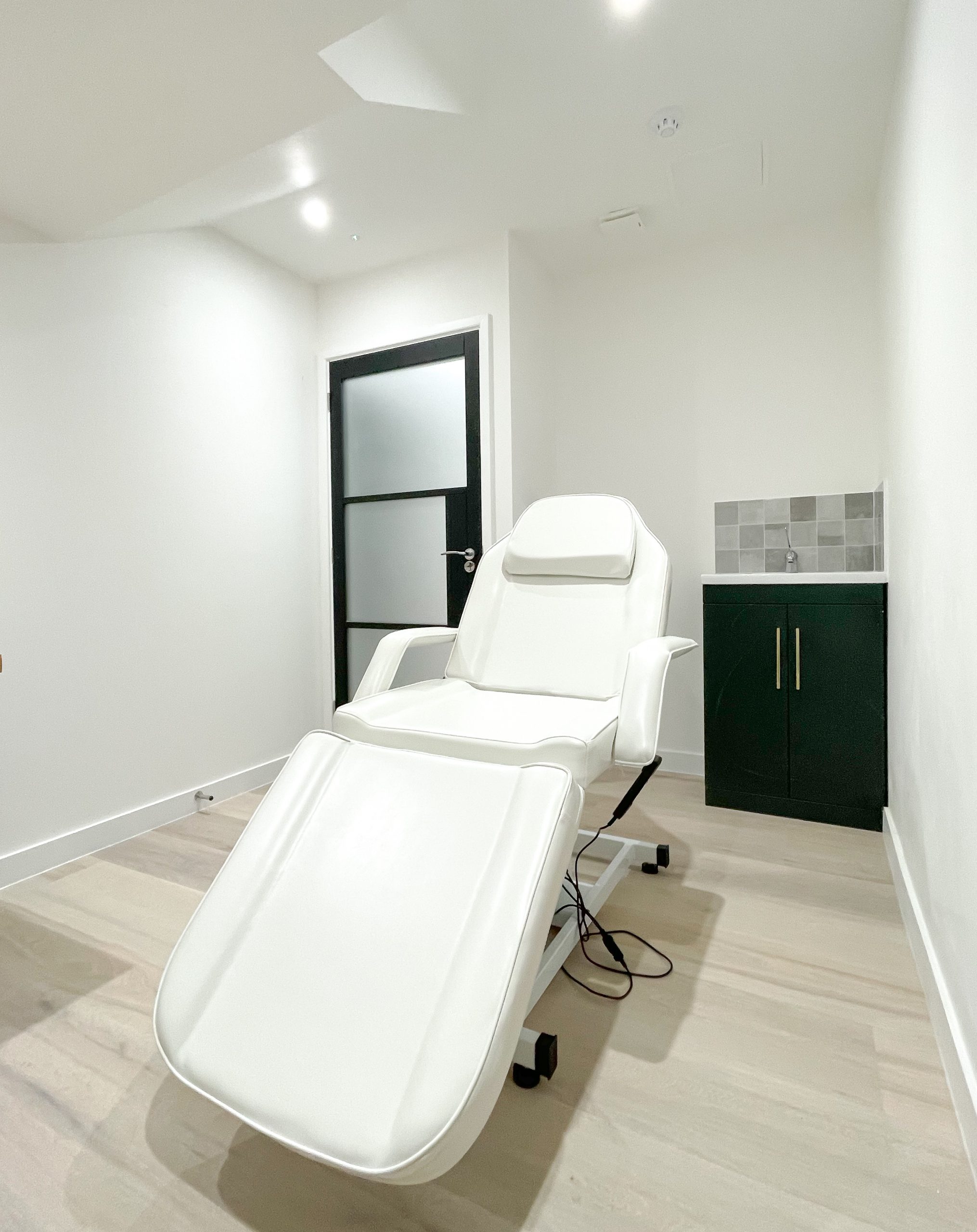 Clinical Room, 90 sq ft at Clinic rooms Mayfair at 27 Hill Street, W1J