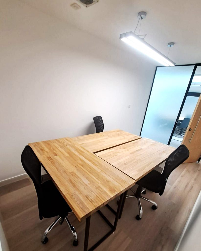 Private office in South Kensington – Office 30, 3-desk suite at 189 Brompton Road with natural light and modern furnishings