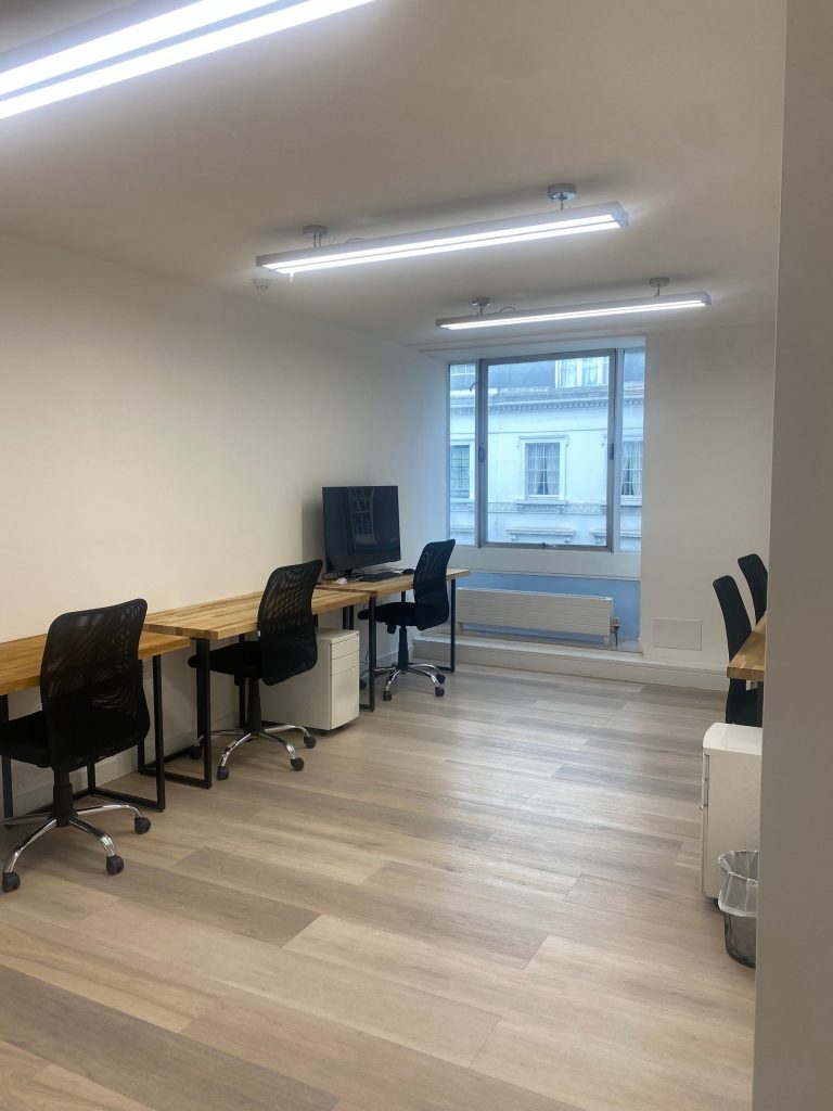 Spacious office to let in South Kensington – Office 27 at 189 Brompton Road, large 7-desk suite with bright interiors and modern design