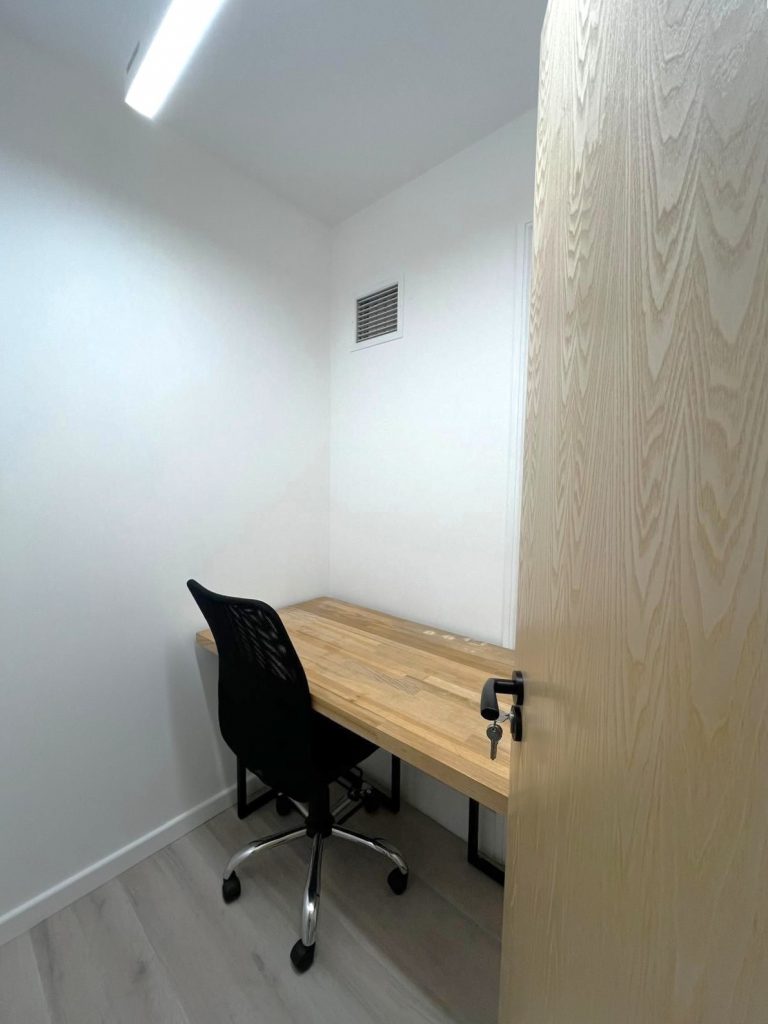 Interior view of cheap office space in Mayfair with 1 desk setup FR1C