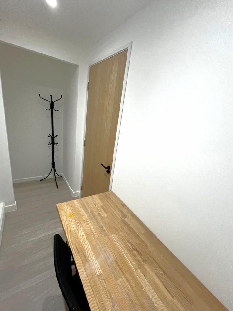 Small serviced office in Mayfair with 1 desk setup and clean interior FR3F