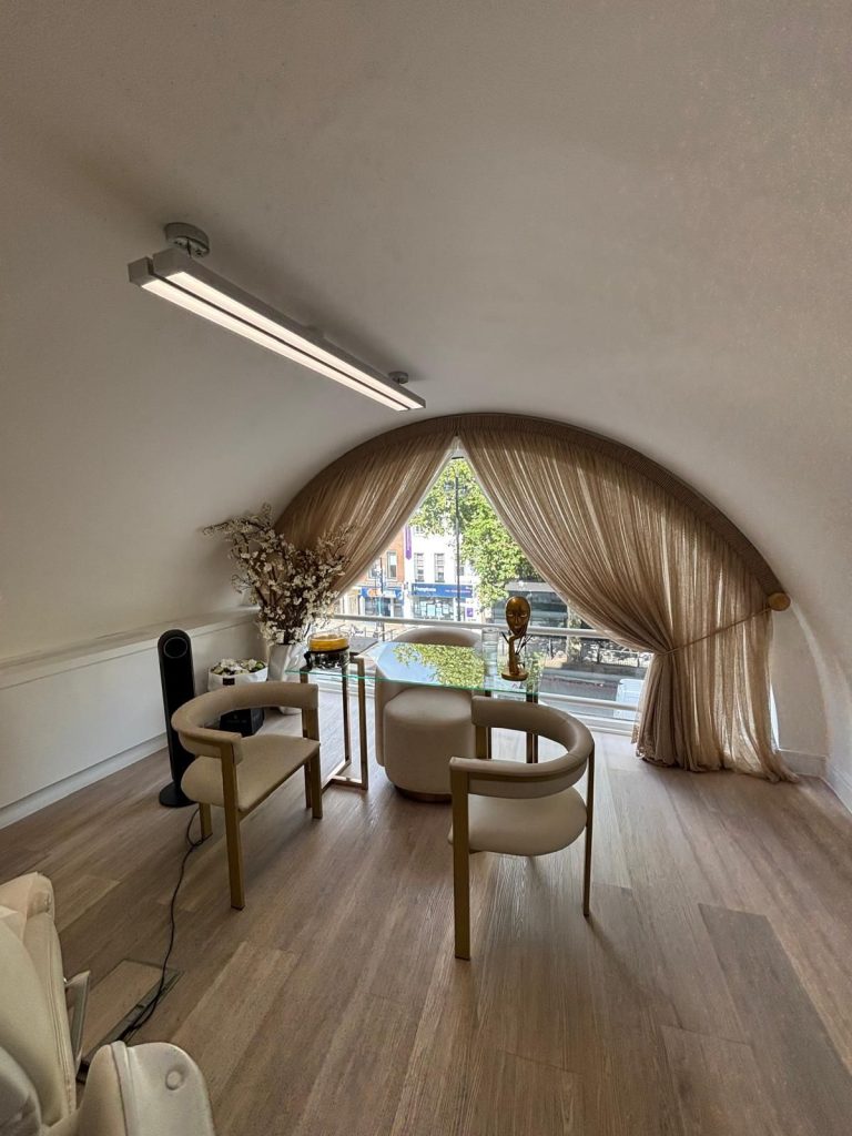 Clinical room near Harrods with treatment chair in 343 sq ft private medical space at 189 Brompton Road