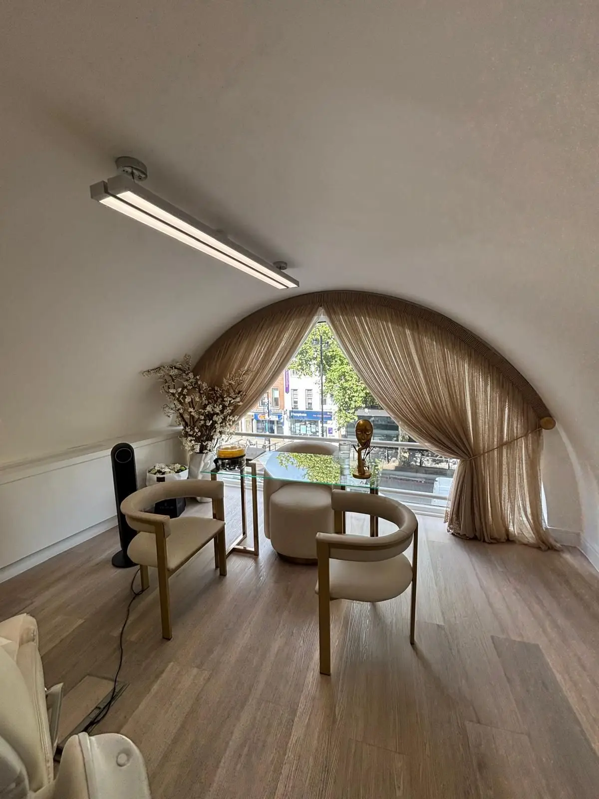 Clinical Room, 135sq ft at Clinic rooms Knightsbridge at 189 Brompton Road, by Harrods