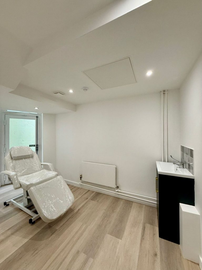 Clinical room to rent in Mayfair, private treatment space suitable for therapists and healthcare professionals.