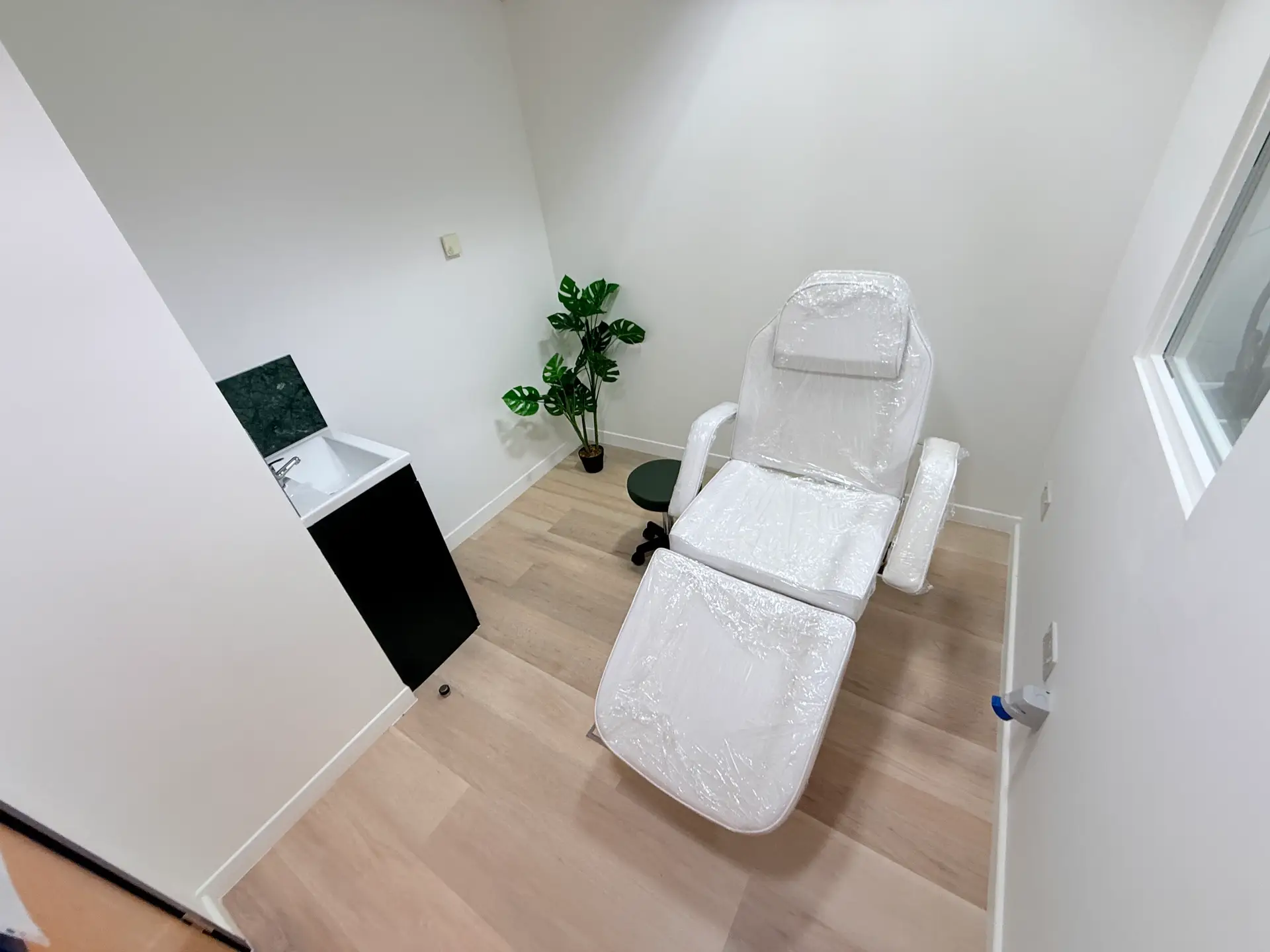 Clinical Room, 70 sq ft at Clinic rooms Marylebone at 33 Cavendish Square, near Harley Street