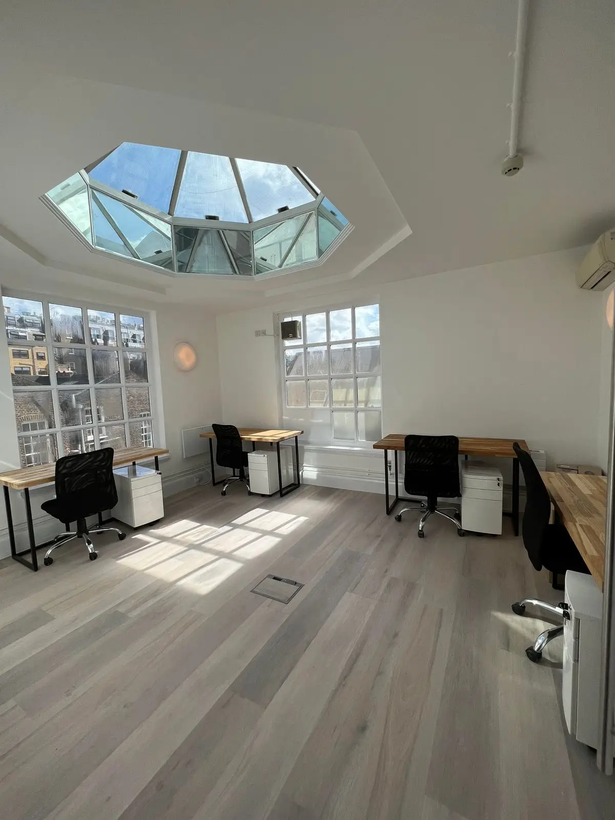 6-desk office, 193 sq ft at Serviced offices Knightsbridge at 189 Brompton Road, by Harrods