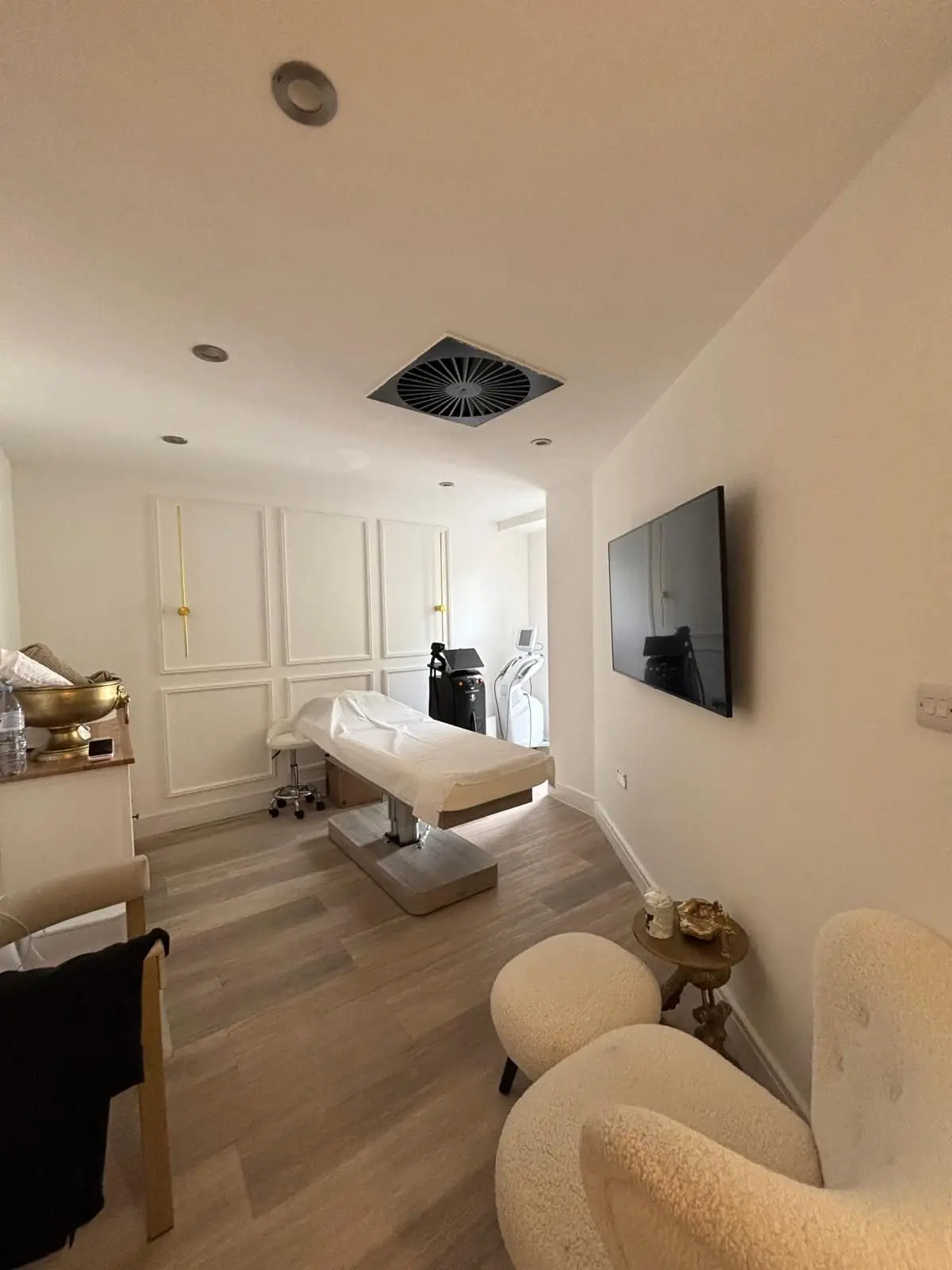 Clinical Room, 208sq ft at Clinic rooms Knightsbridge at 189 Brompton Road, by Harrods